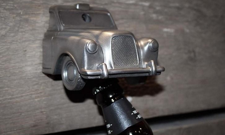 Taxi bieropener aan muur